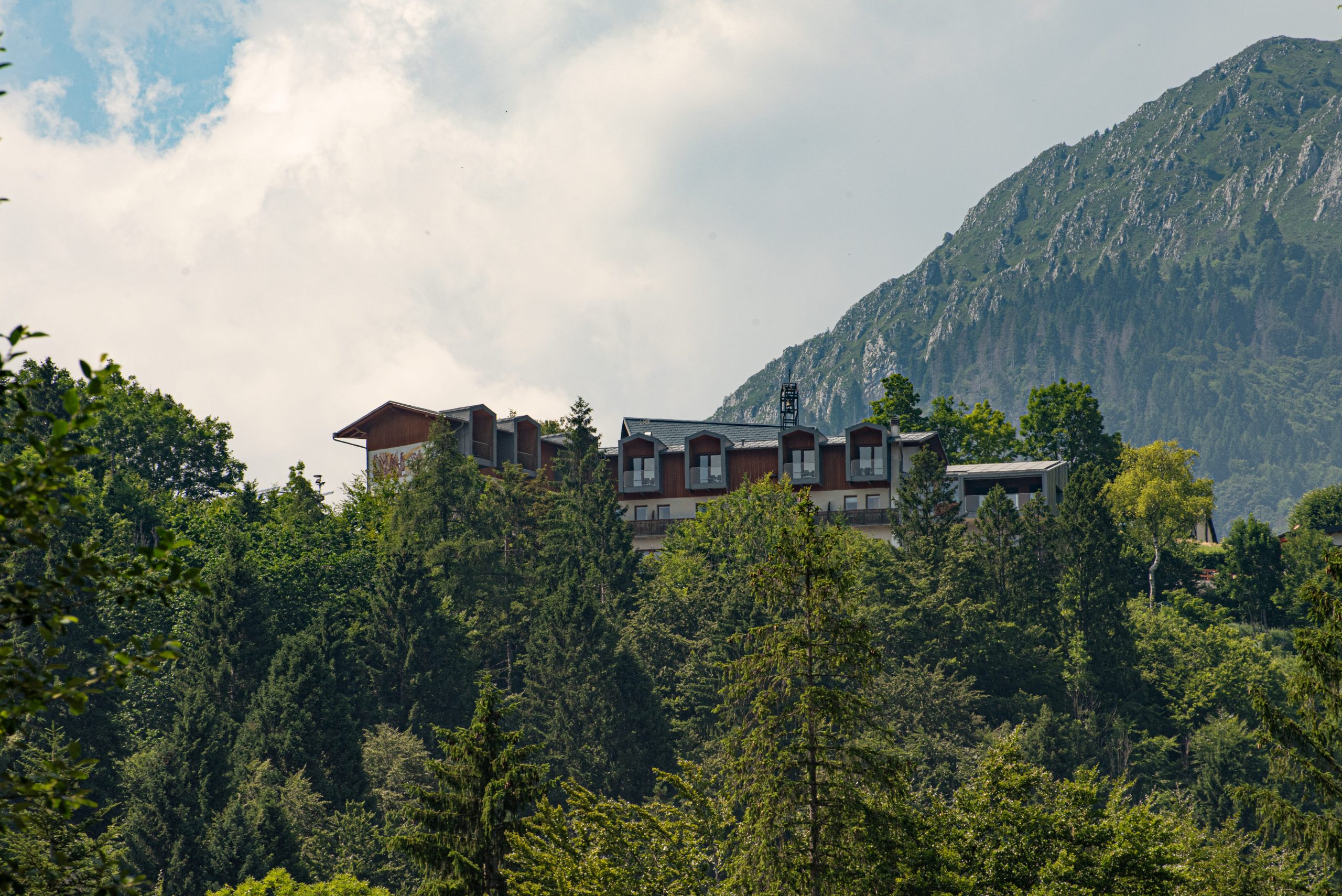 Albergo Croce d’Aune nel bosco _compr – Albergo Ristorante Croce d'Aune